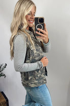 Green Camouflage Print Button Cargo Pocket Button Down Denim Vest Jackets b76ccaa141cf388d